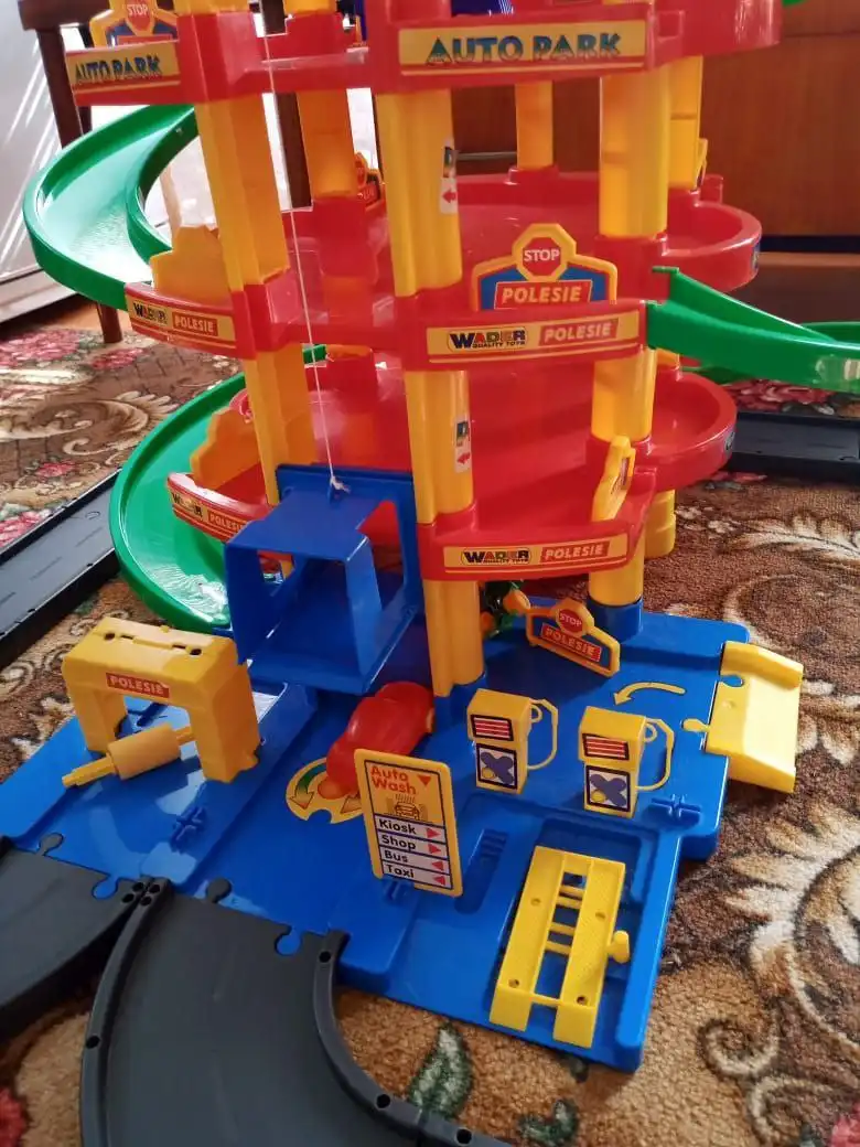 Продажа парковки с лифтом и дорогой