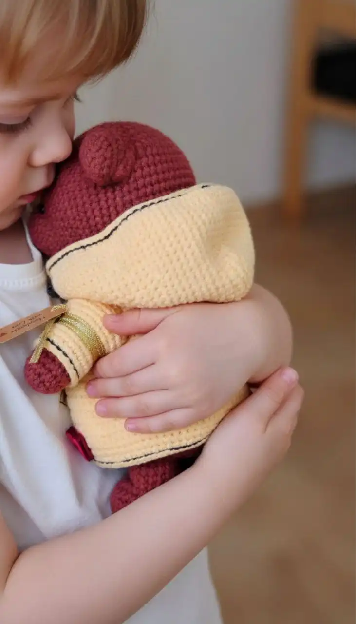 Вязаный медвежонок ручной работы в пальто