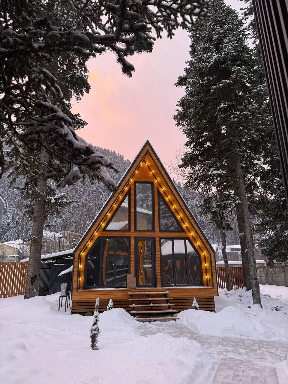 Аренда атмосферных домиков в Домбае на Новый год 2026