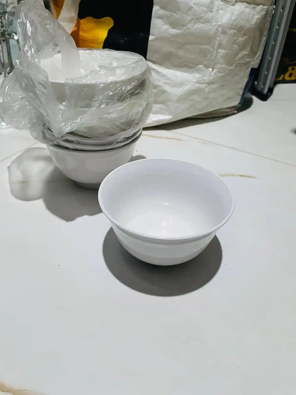 Посуда и декор после закрытия бара