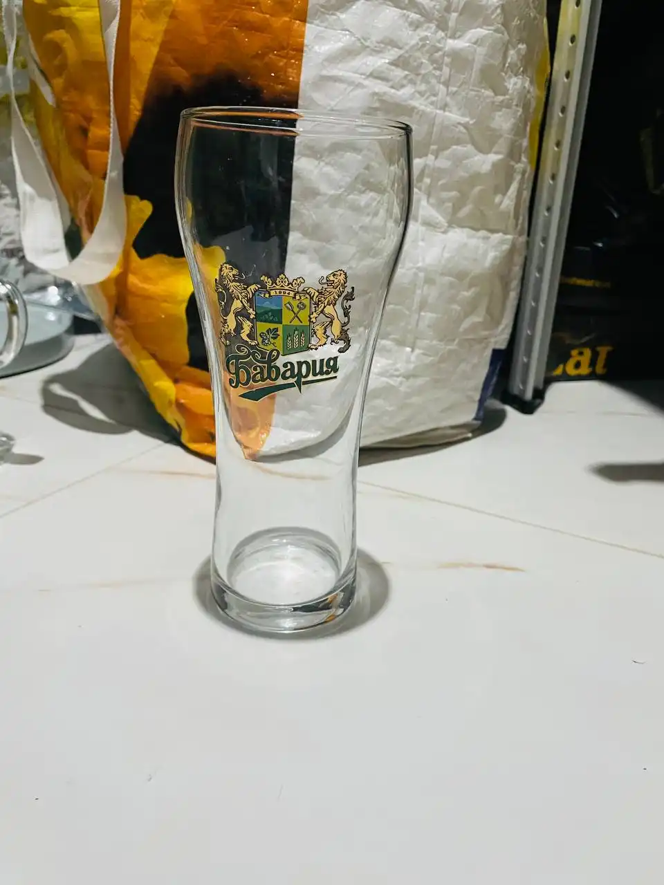 Посуда и декор после закрытия бара