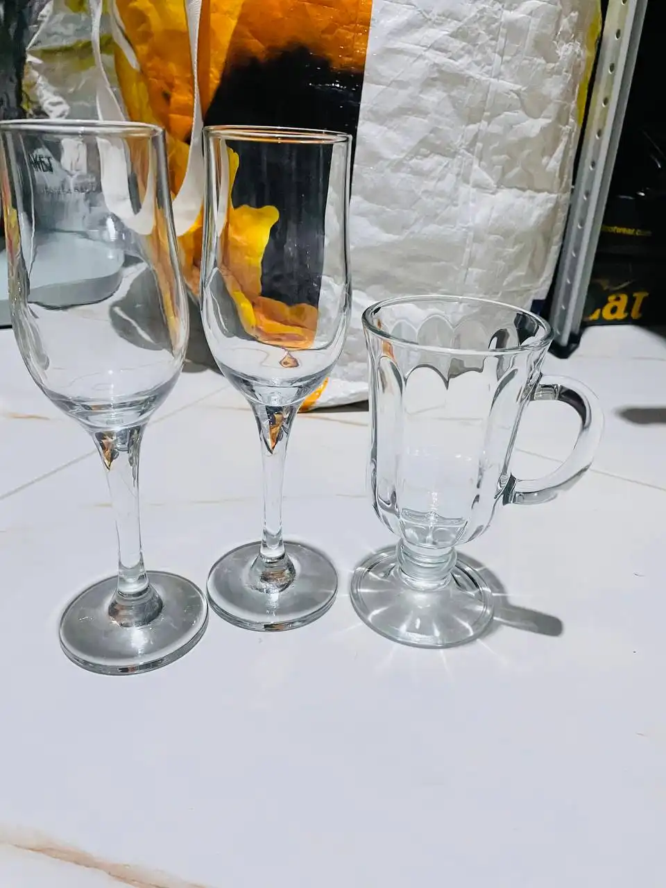 Посуда и декор после закрытия бара