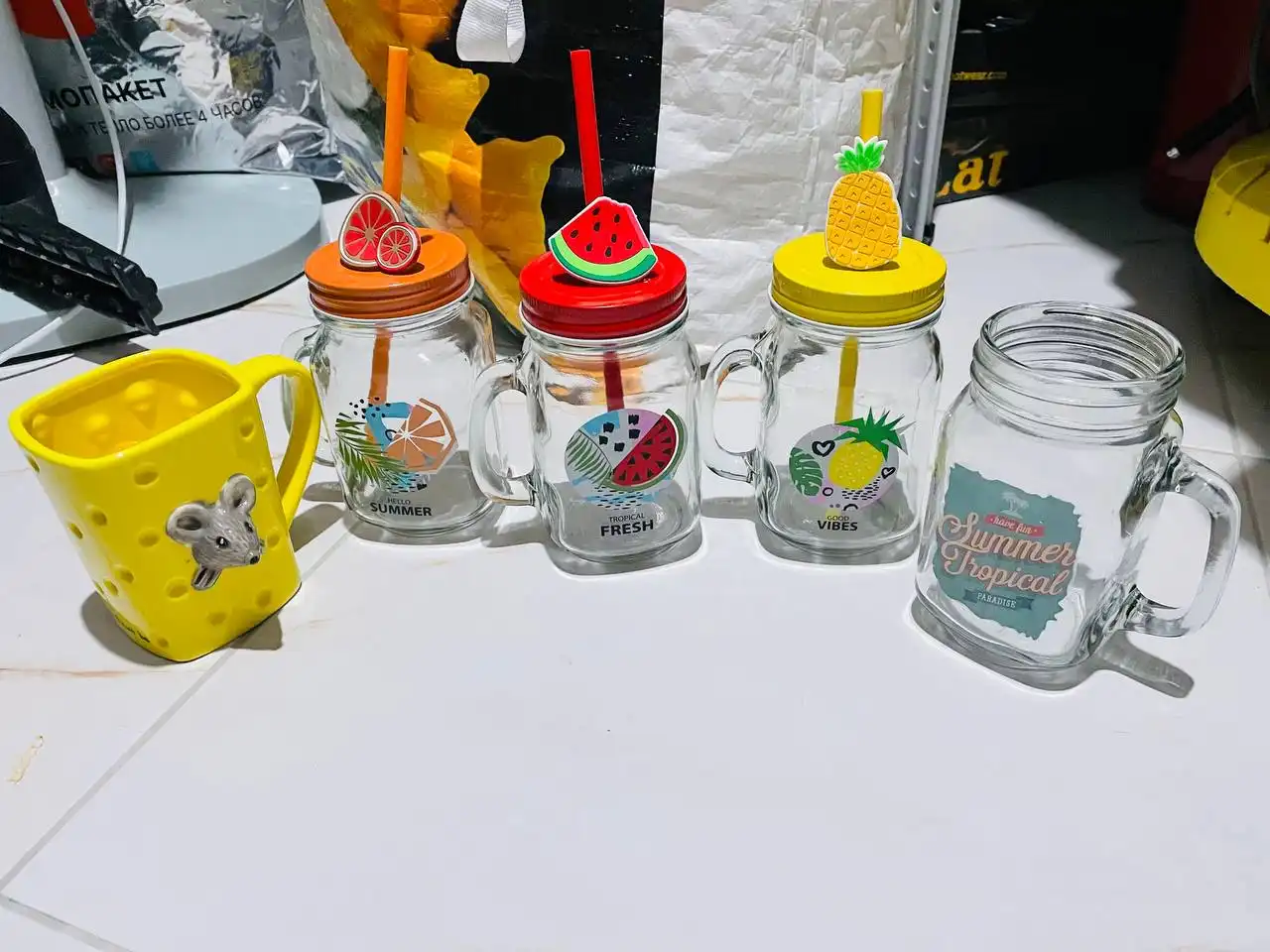 Посуда и декор после закрытия бара