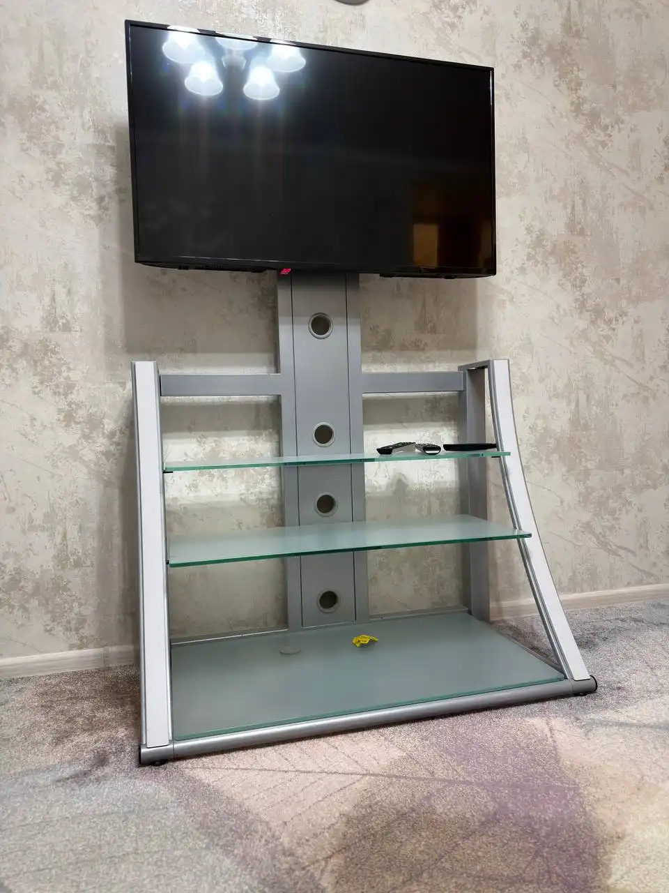 Полка под ТВ с кронштейном