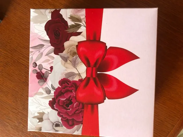 Подарочные коробки разных размеров бренда "Дарите счастье" - Воздушные шары в Ставрополь