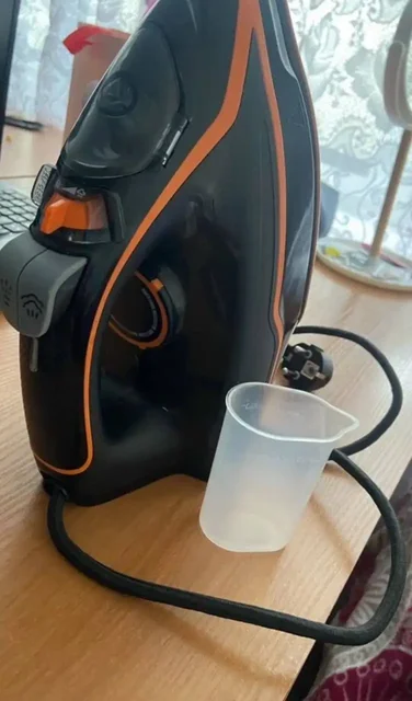 Утюг в идеальном состоянии с комплектующим стаканчиком - Садоводство/Растения в Ставрополь