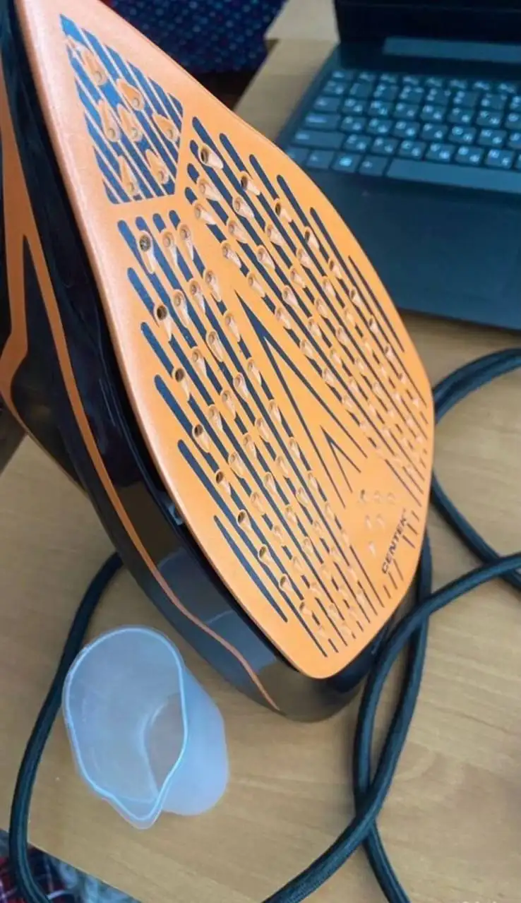 Утюг в идеальном состоянии с комплектующим стаканчиком - Мелкая бытовая техника (Для дома и дачи) в Ставрополь