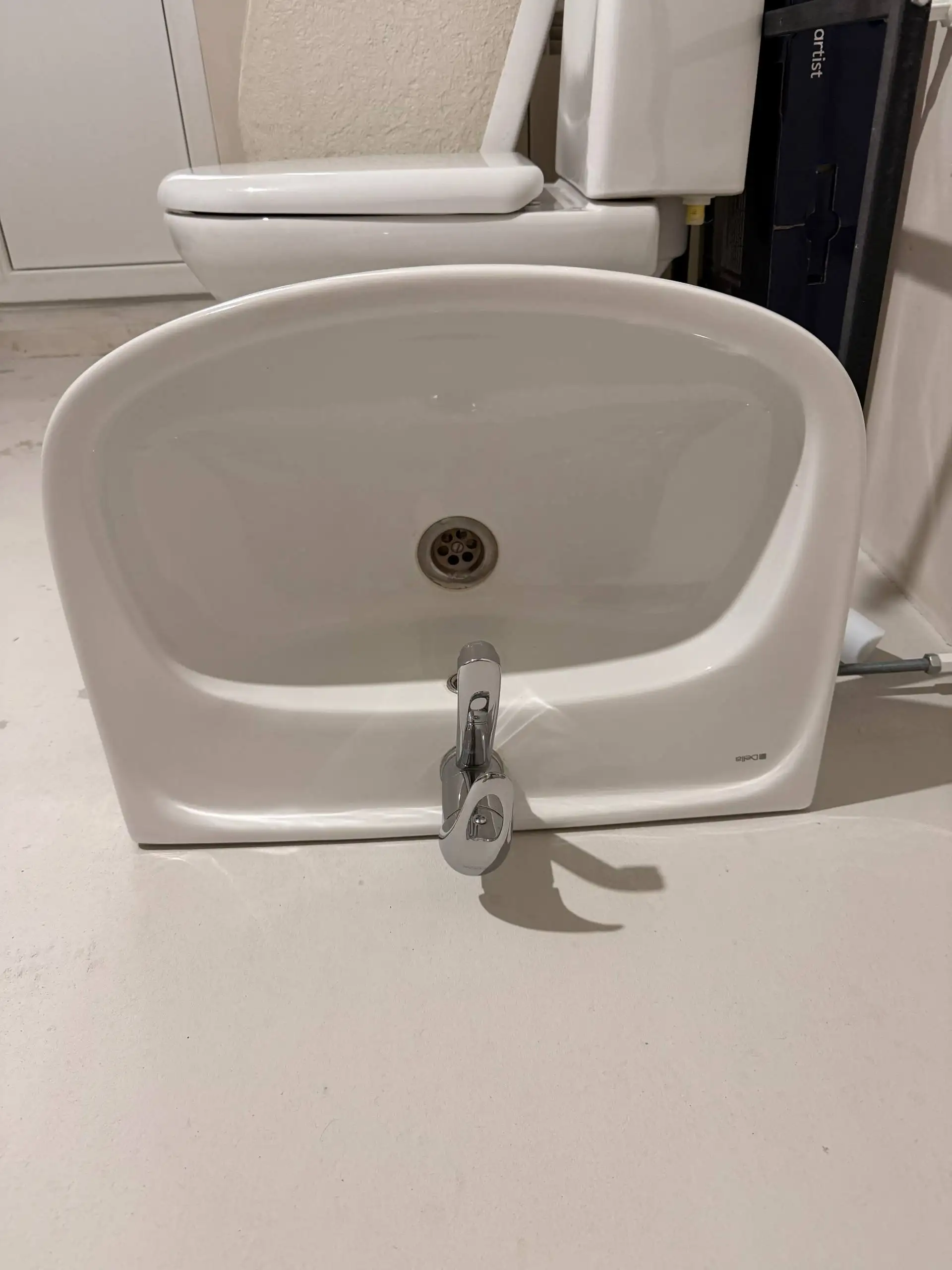 Раковина со смесителем и сифоном (без ножки) - Сантехника (Для дома и дачи) в Ставрополь