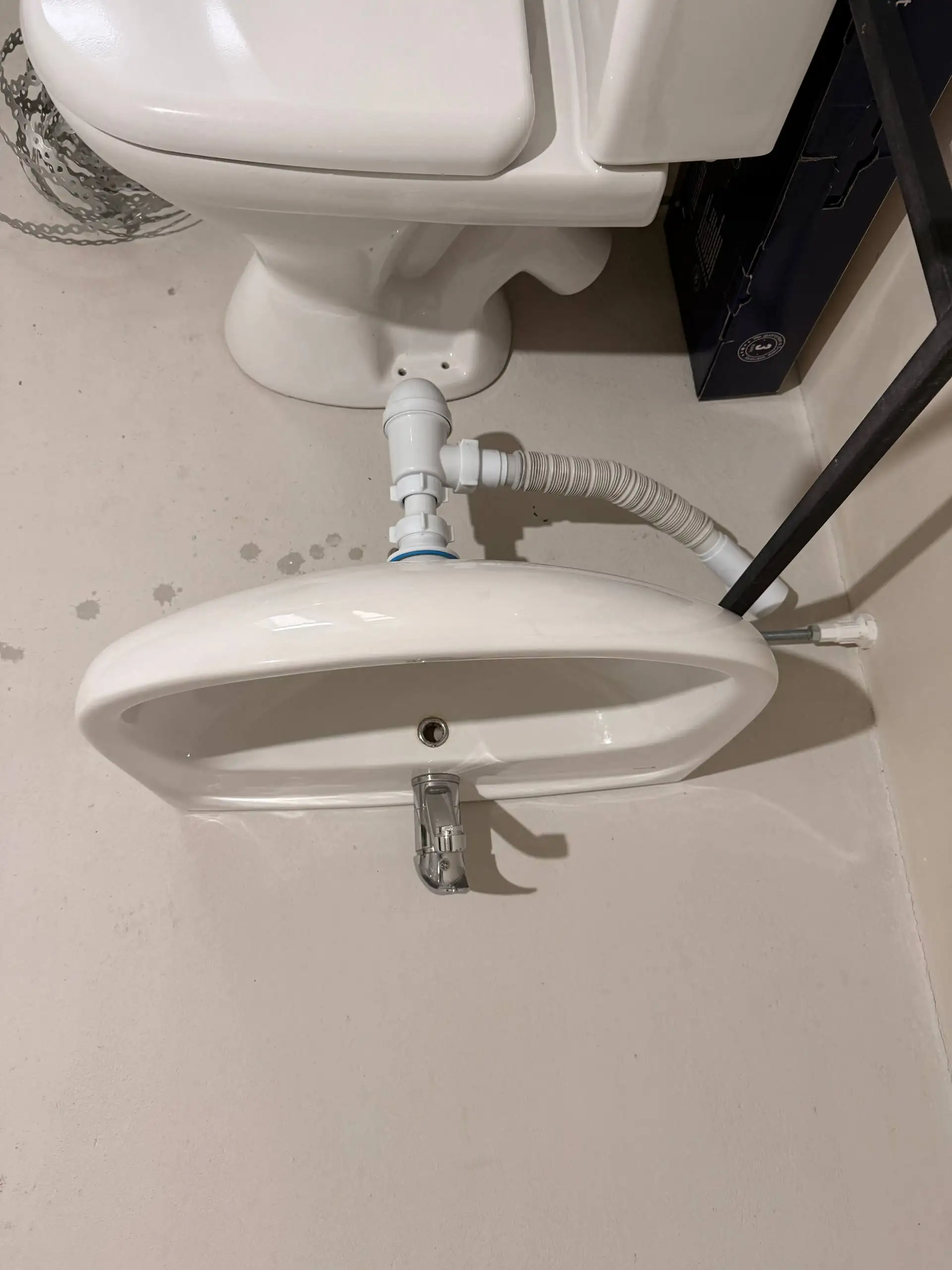 Раковина со смесителем и сифоном (без ножки) - Сантехника (Для дома и дачи) в Ставрополь