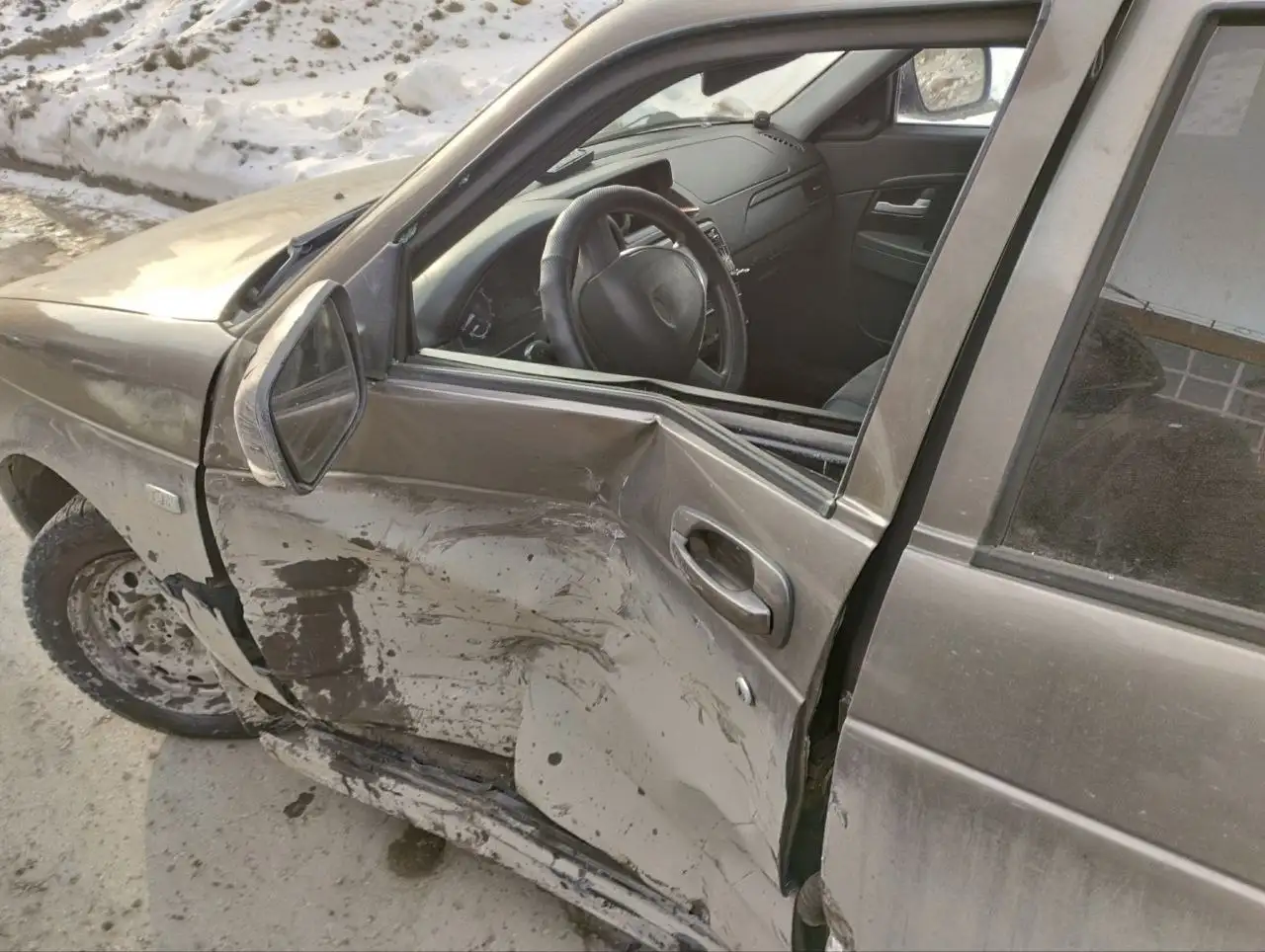 ВАЗ Lada Priora 2018 года после ДТП - Легковые автомобили (Авто) в Тольятти