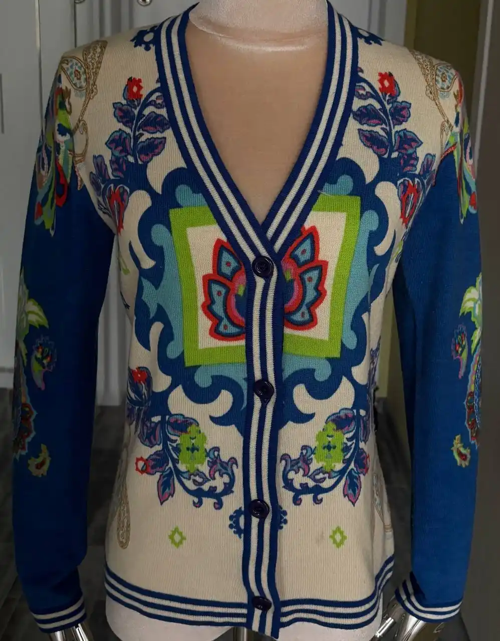 Кардиган Alba Moda и черная куртка