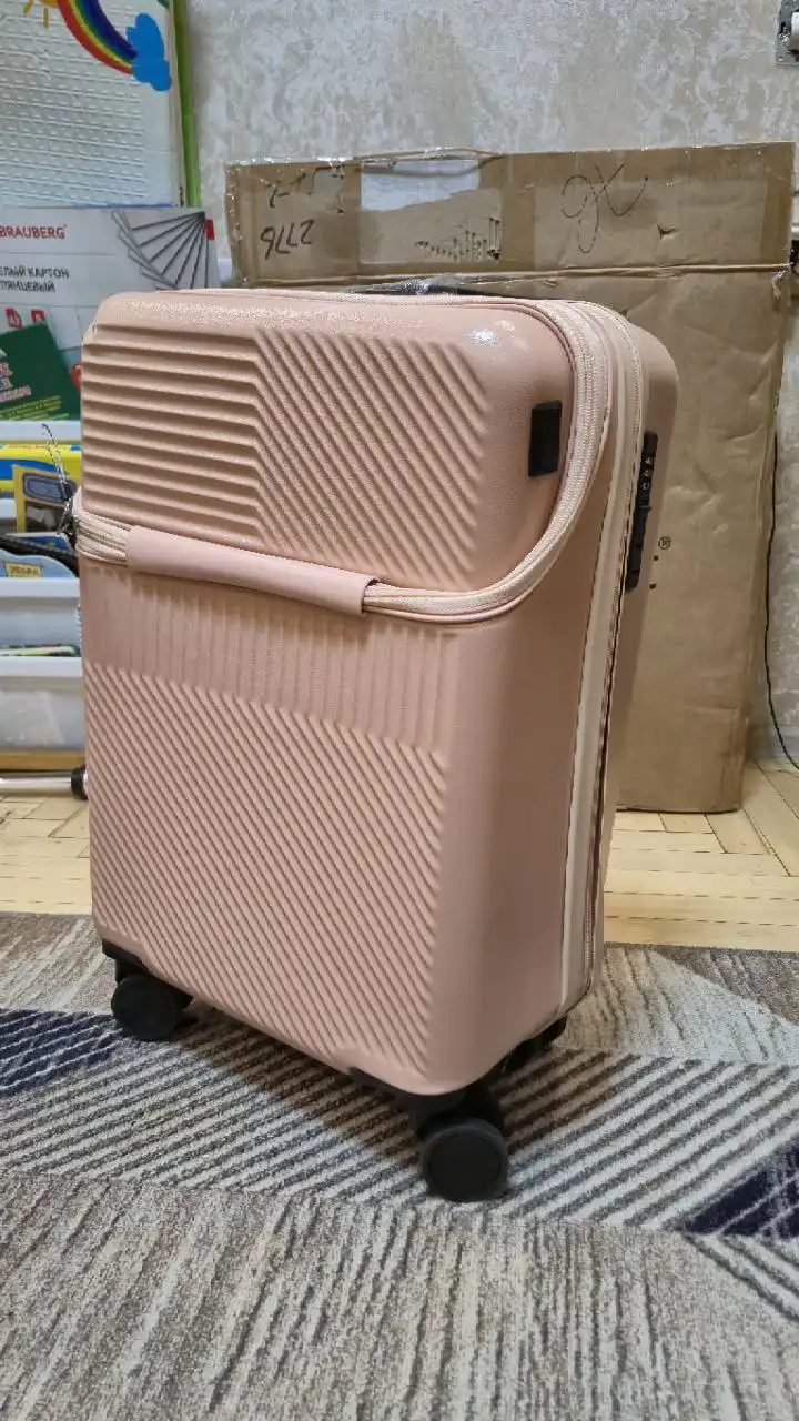 Чемодан новый с повреждениями