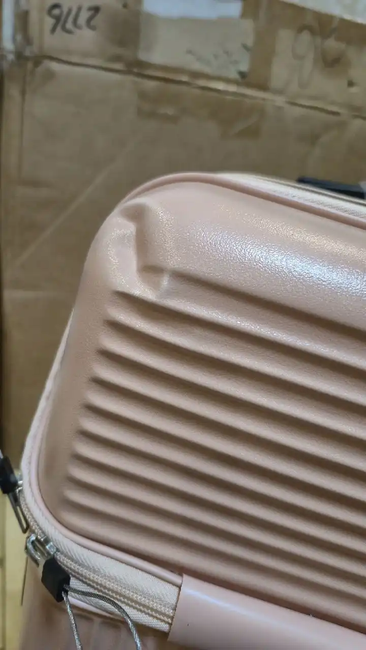 Чемодан новый с повреждениями