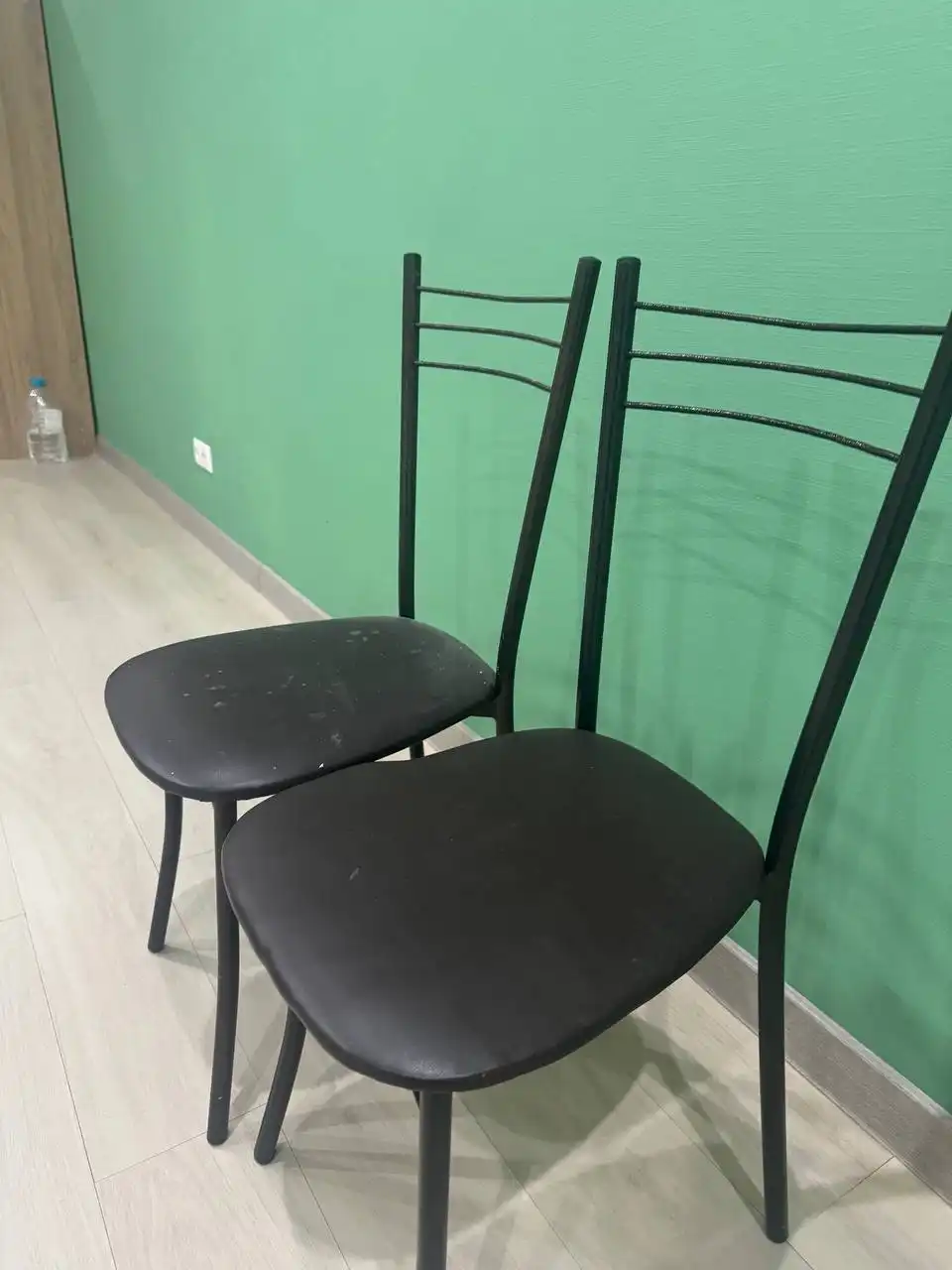 Продаются два черных стула