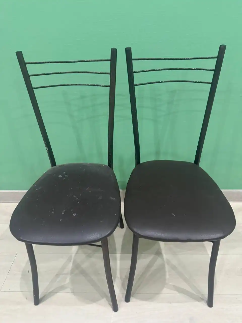 Продаются два черных стула