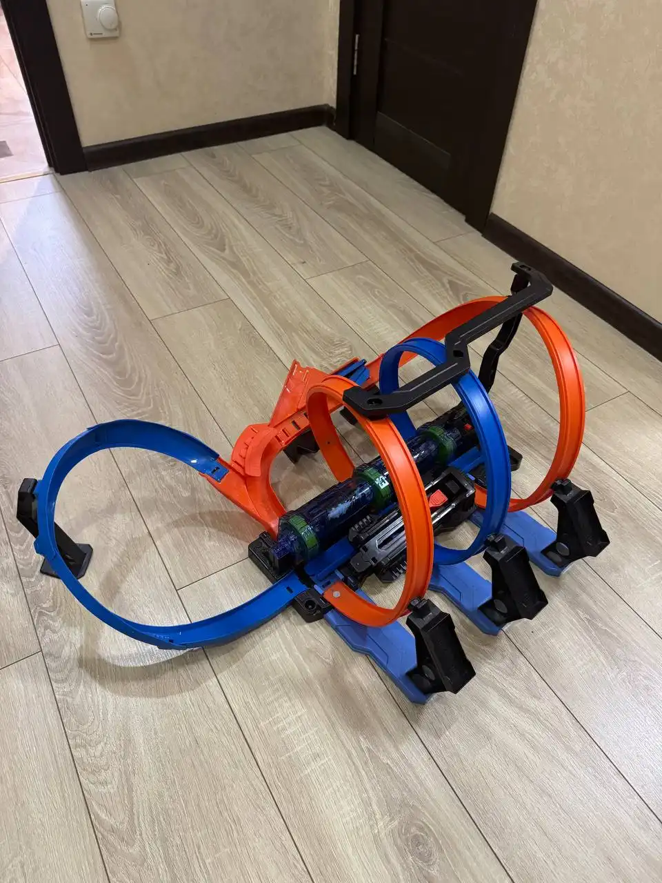 Продам набор Hot Wheels трек винтовое столкновение