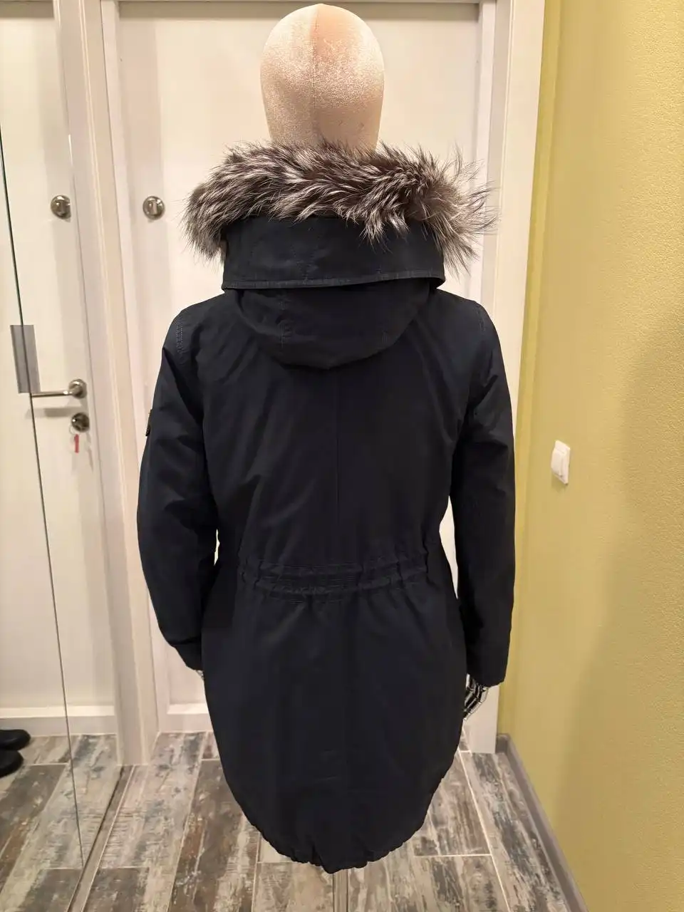 Стильная зимняя парка с мехом чернобурки