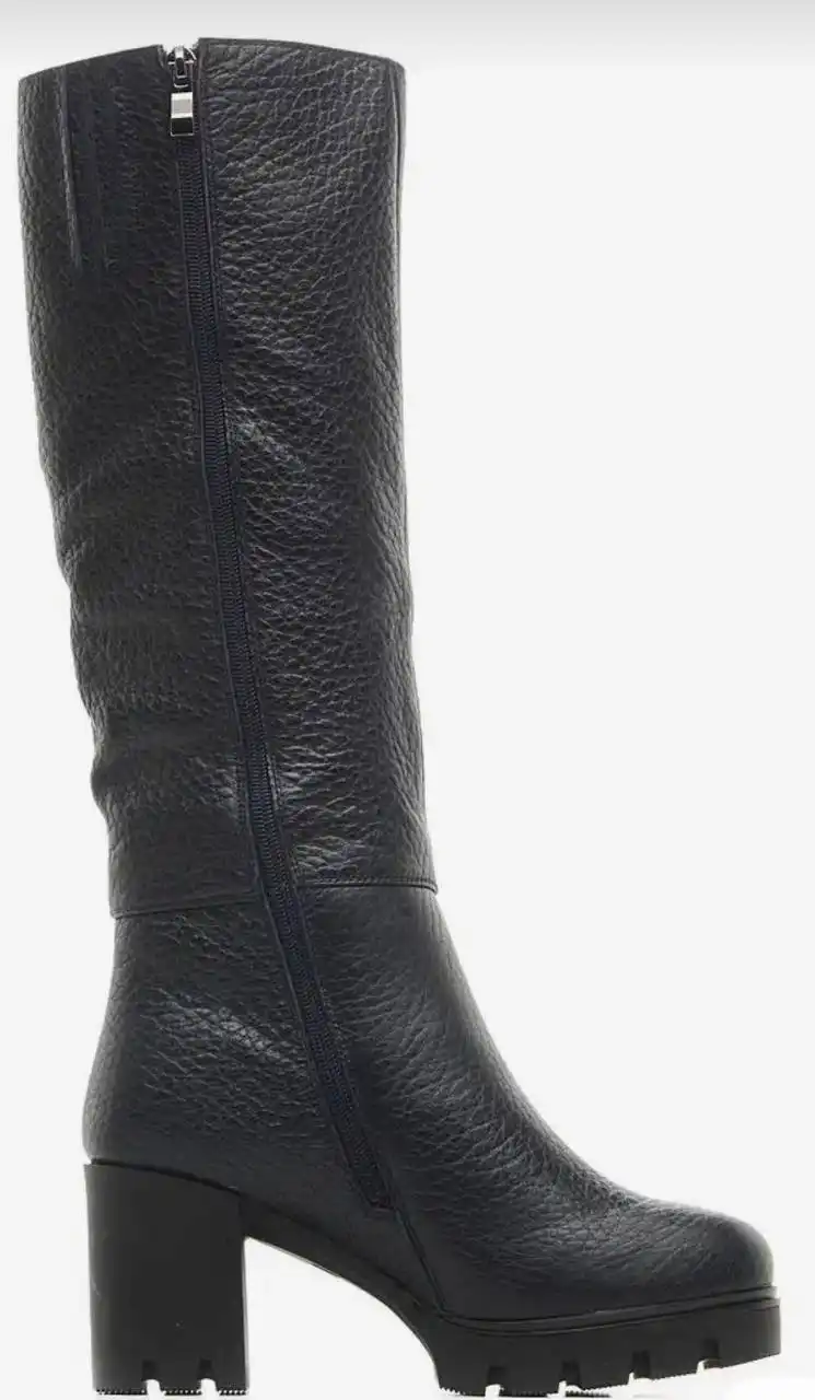 Кожаные сапоги и шапка из норки