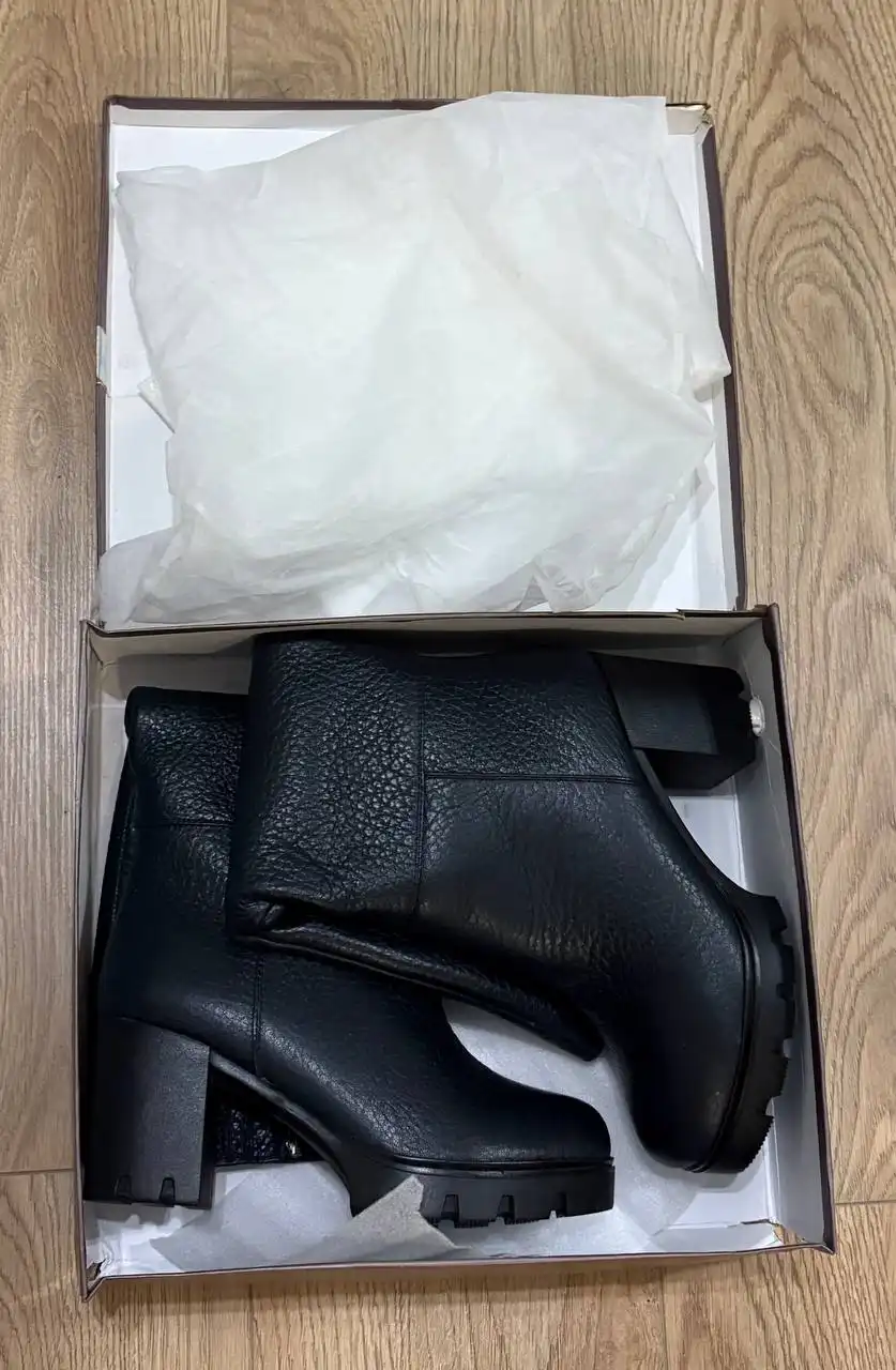 Кожаные сапоги и шапка из норки