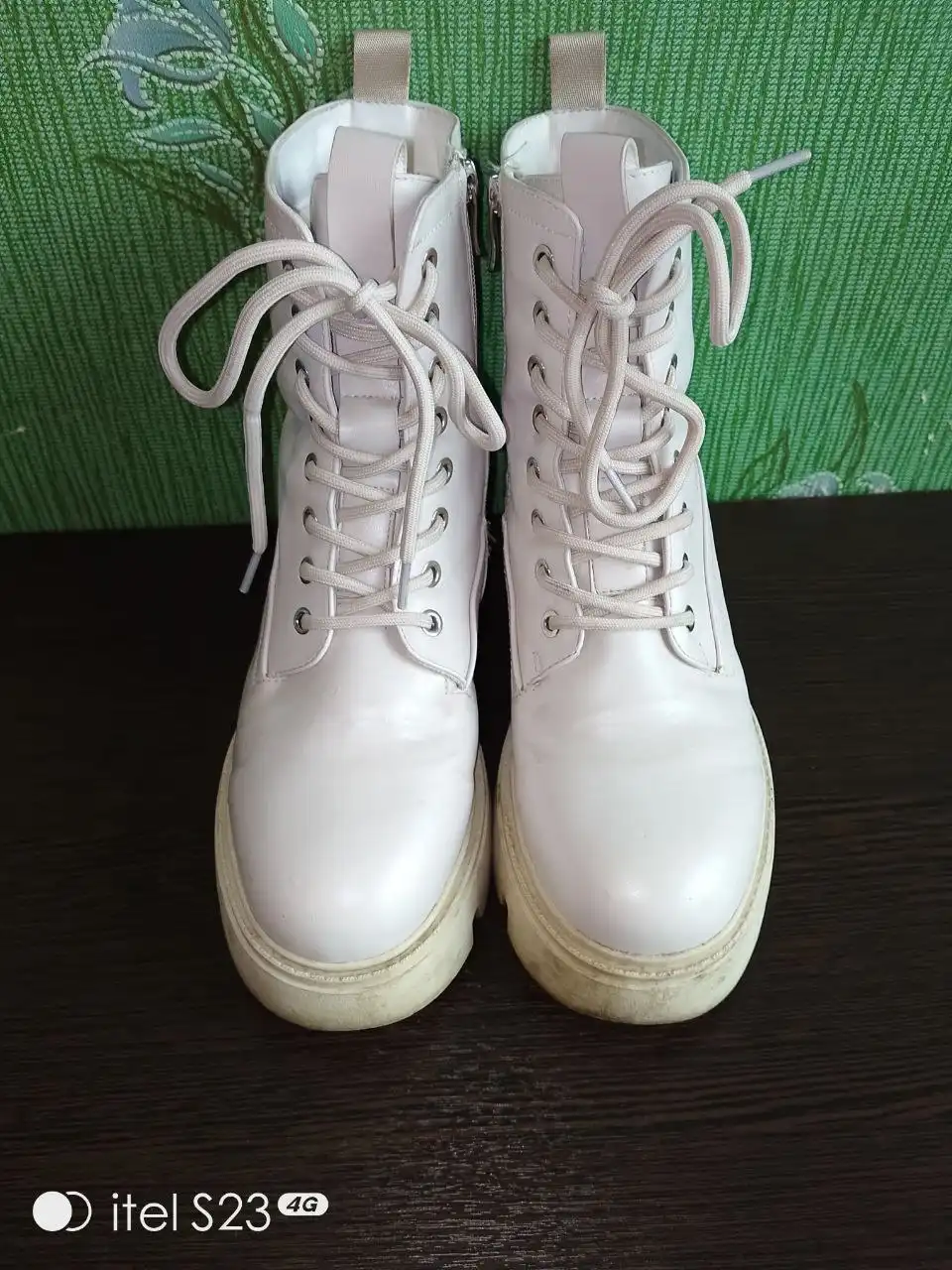 Женские ботинки и фигурка Мику Хатсуне