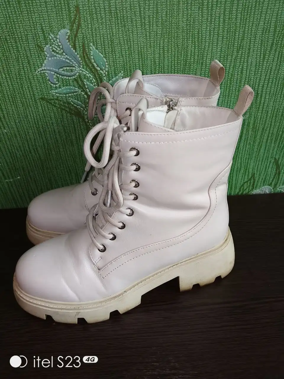 Женские ботинки и фигурка Мику Хатсуне