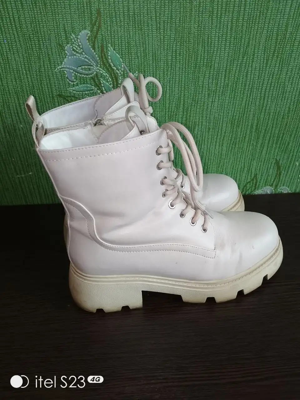 Женские ботинки и фигурка Мику Хатсуне