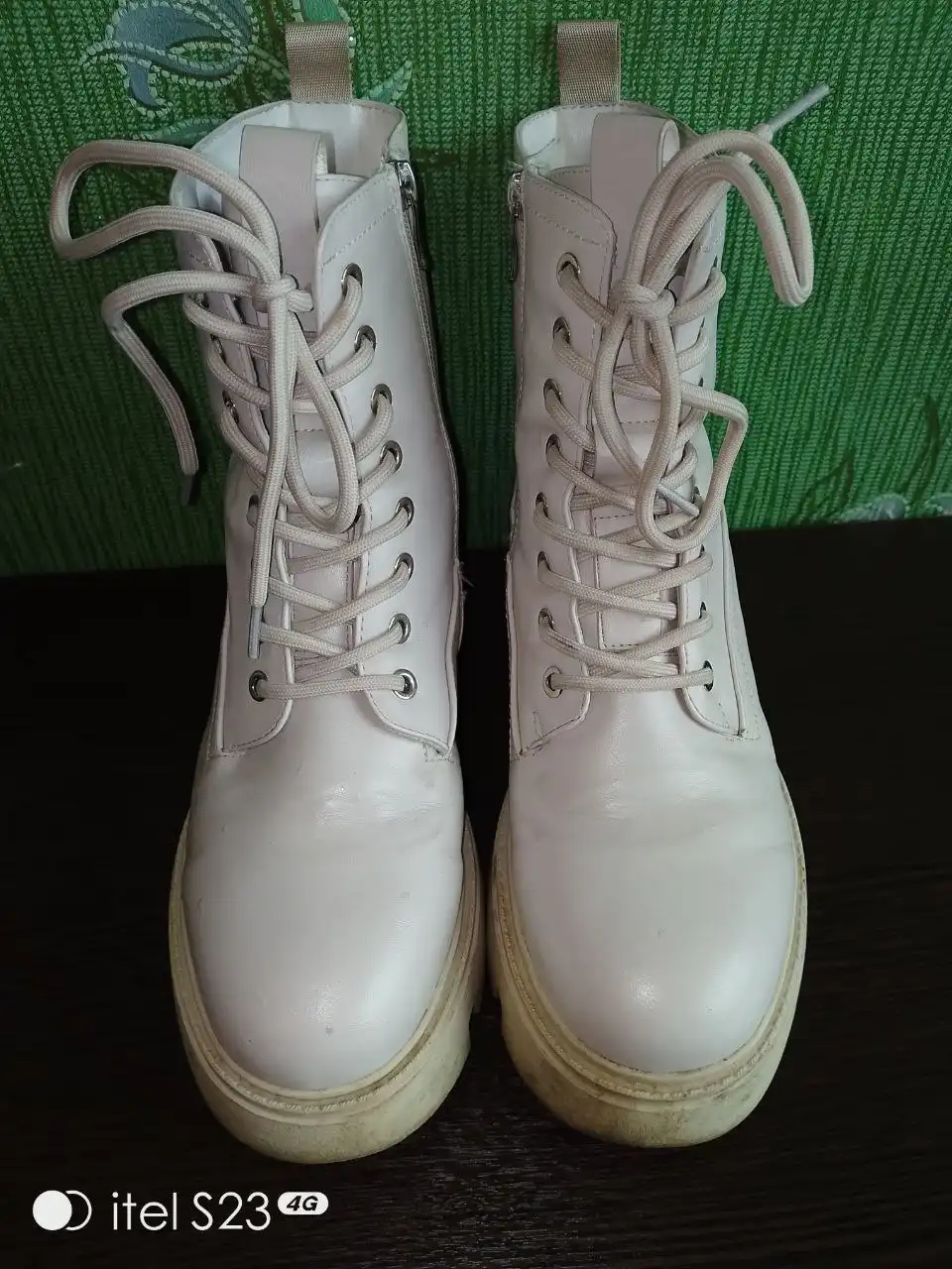 Женские ботинки и фигурка Мику Хатсуне