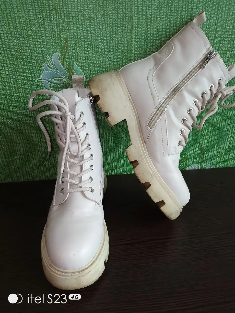 Женские ботинки и фигурка Мику Хатсуне