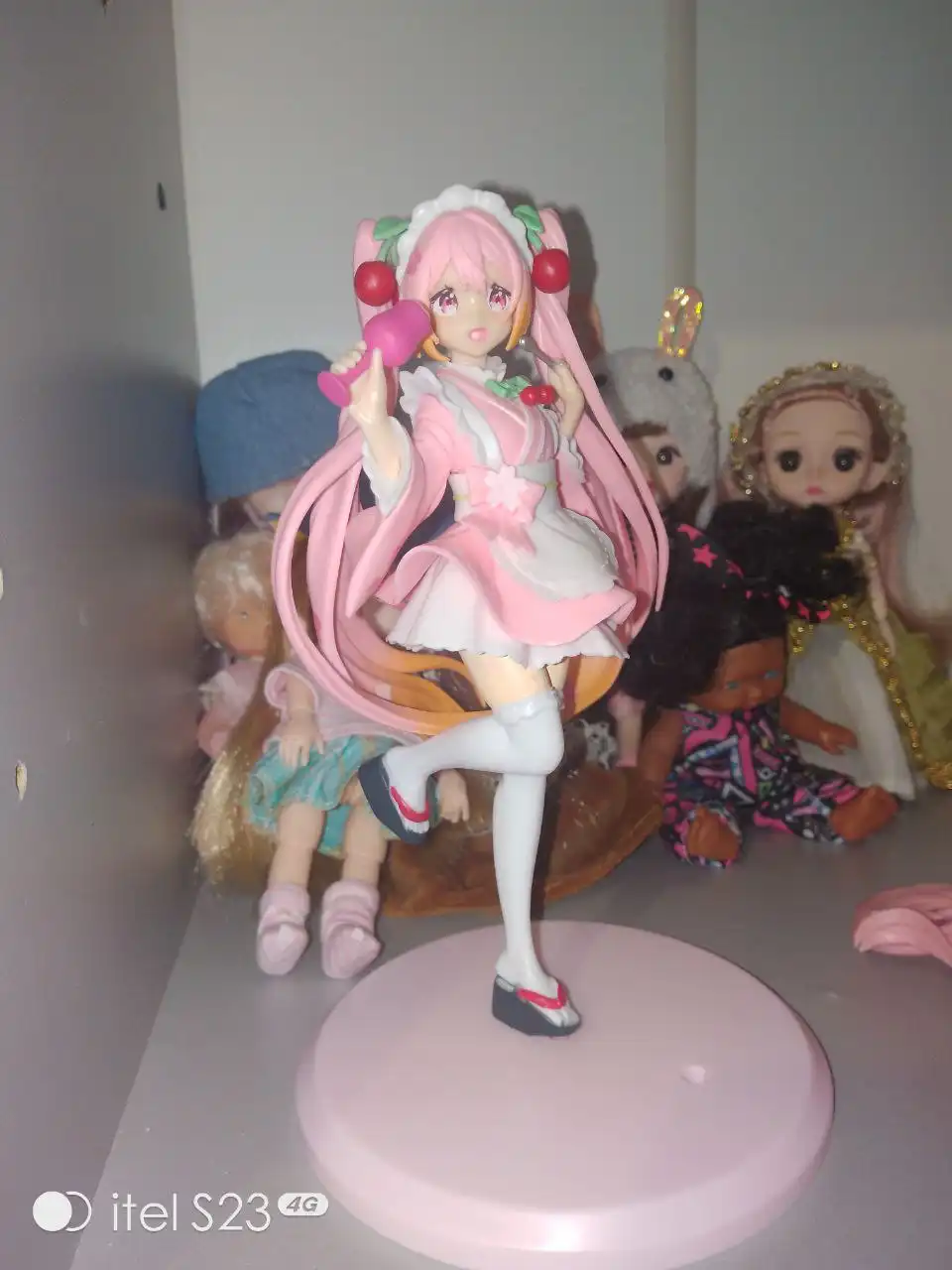 Женские ботинки и фигурка Мику Хатсуне