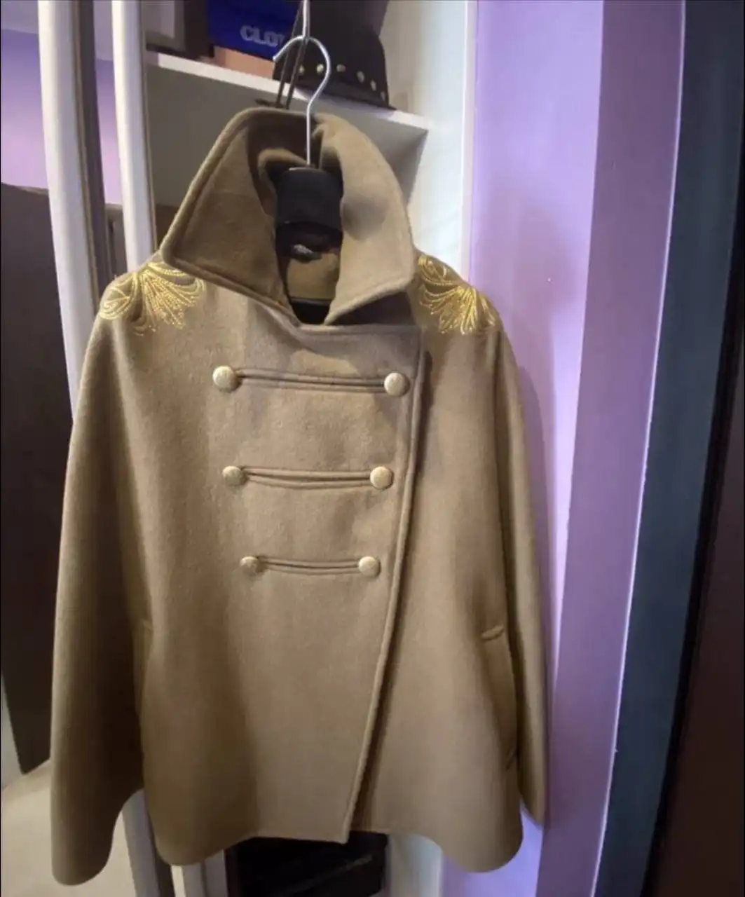 Аристократичное пальто-пончо в стиле накидки, цвет армейский хаки