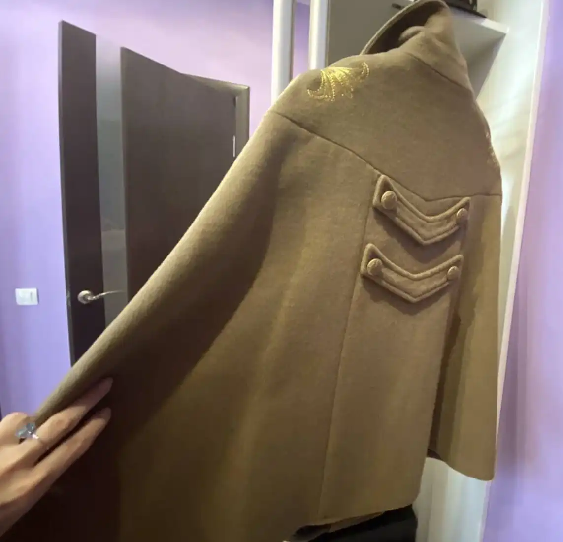 Аристократичное пальто-пончо в стиле накидки, цвет армейский хаки