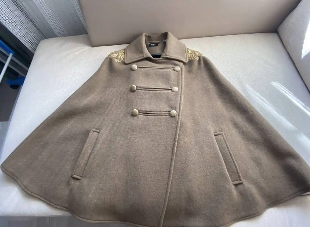 Аристократичное пальто-пончо в стиле накидки, цвет армейский хаки