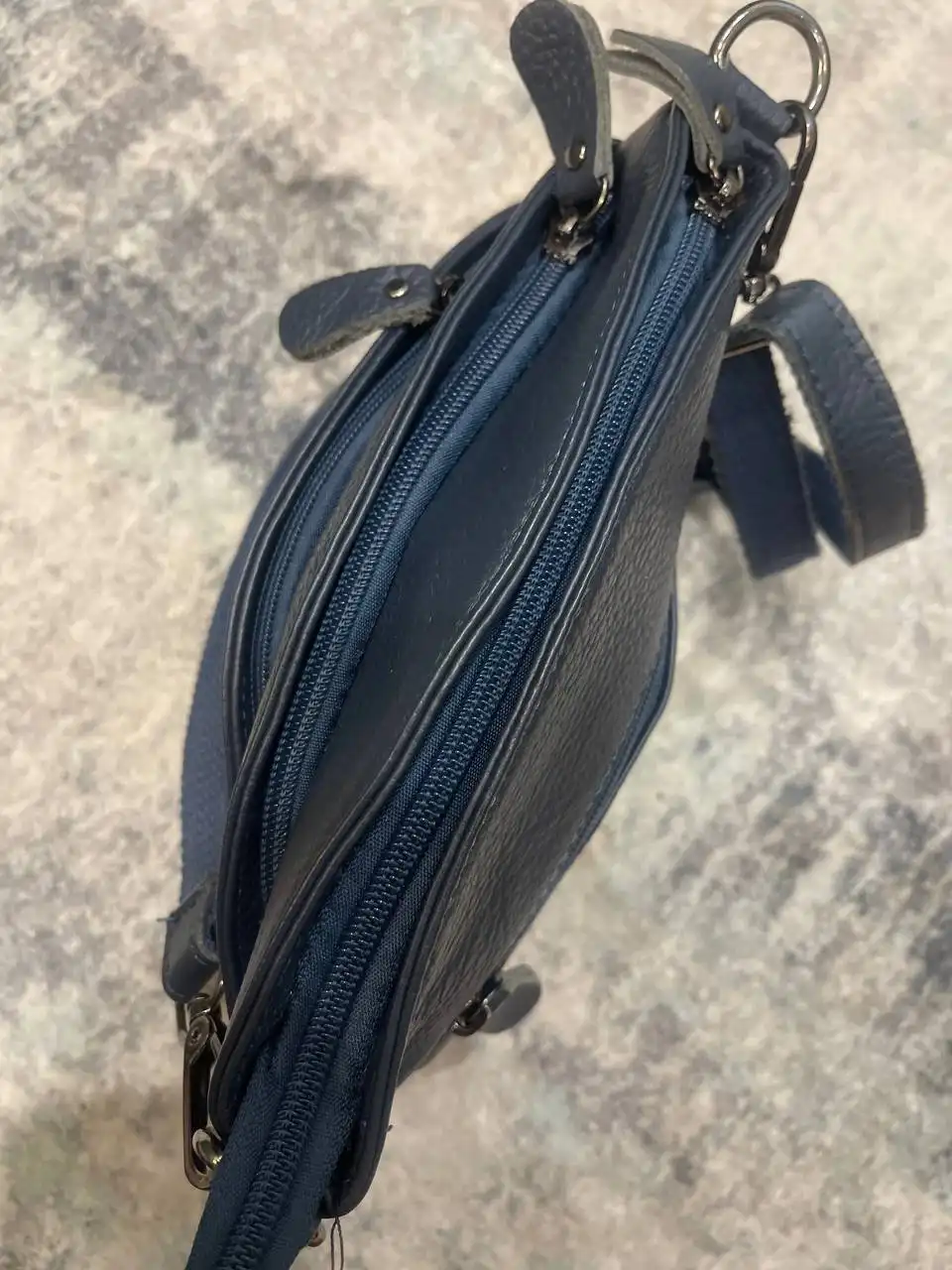 Тёмно-синяя кожаная сумочка с множеством отделений - Сумки (Одежда) в Балашиха