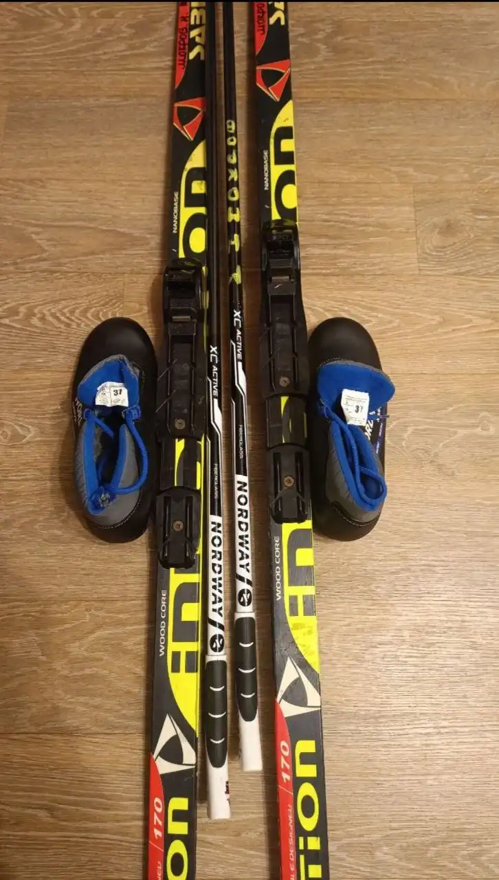 Лыжные ботинки и лыжи для школы - Лыжи и сноуборд (Хобби и отдых) в Балашиха