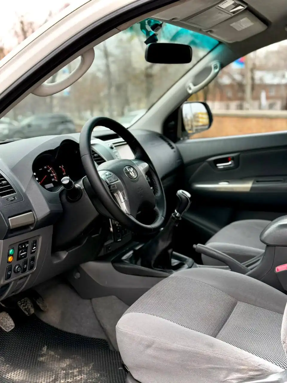 Toyota Hilux 2012 года в идеальном состоянии - Внедорожники/пикапы (Авто) в Екатеринбург