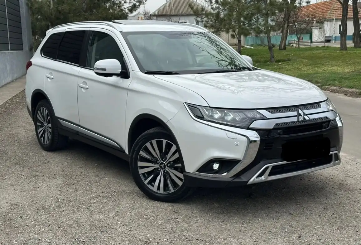 Mitsubishi Outlander 2019 Ultimate 4WD 7 мест - Внедорожники/кроссоверы (Авто) в Екатеринбург
