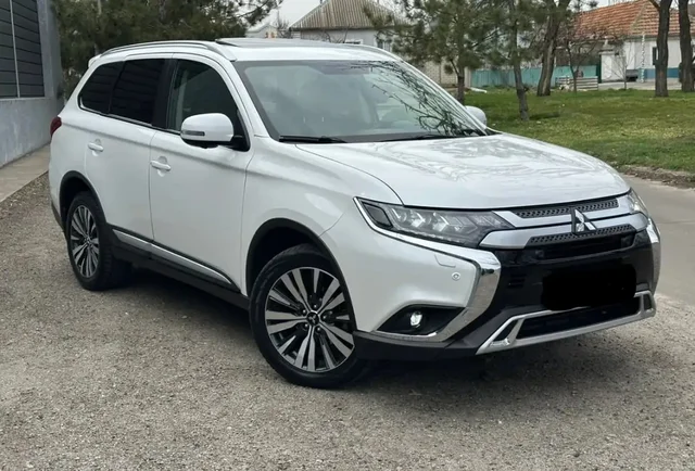 Mitsubishi Outlander 2019 Ultimate 4WD 7 мест - Авто в Екатеринбург