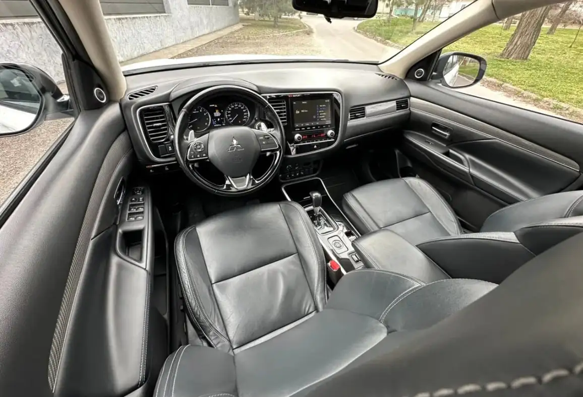 Mitsubishi Outlander 2019 Ultimate 4WD 7 мест - Внедорожники/кроссоверы (Авто) в Екатеринбург