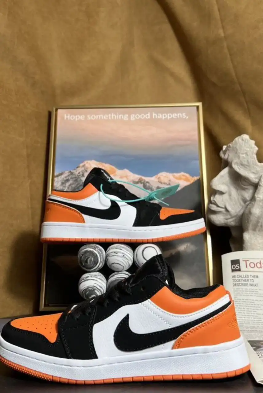 Продажа кроссовок Nike Dunk в различных расцветках