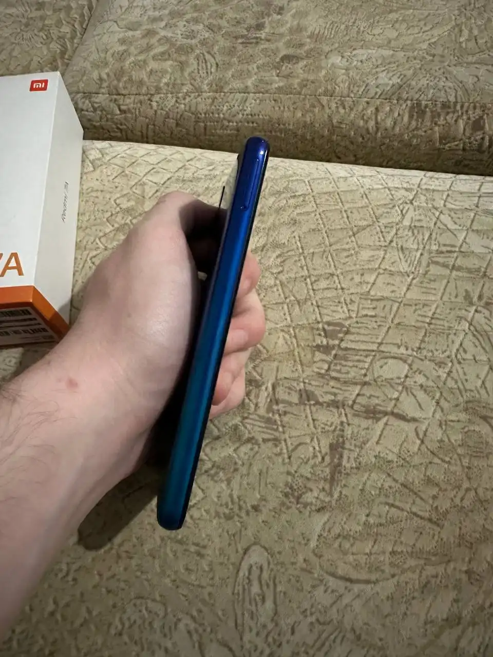 Телефон в отличном состоянии с коробкой