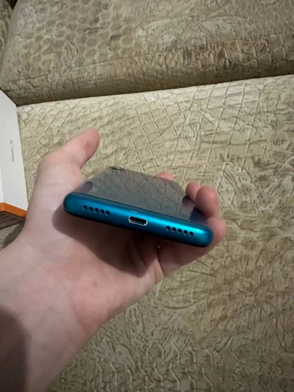 Телефон в отличном состоянии с коробкой