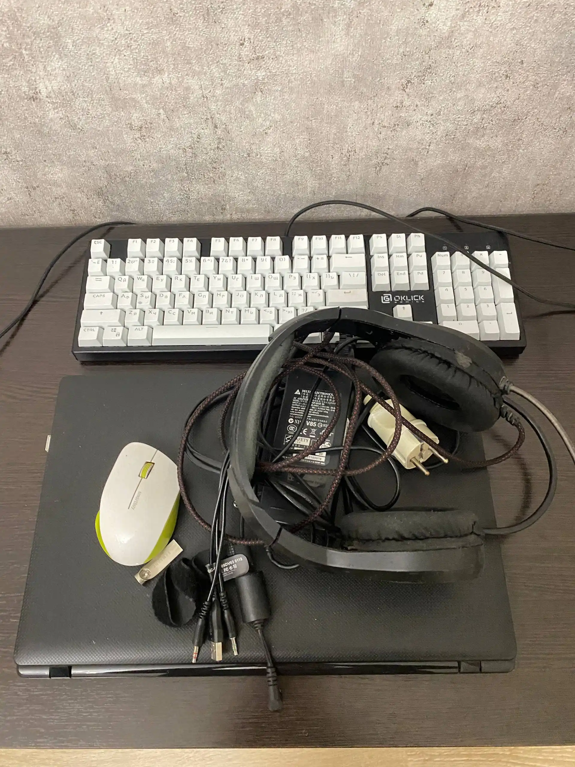 Ноутбук Acer 5750 G с трещиной и периферией