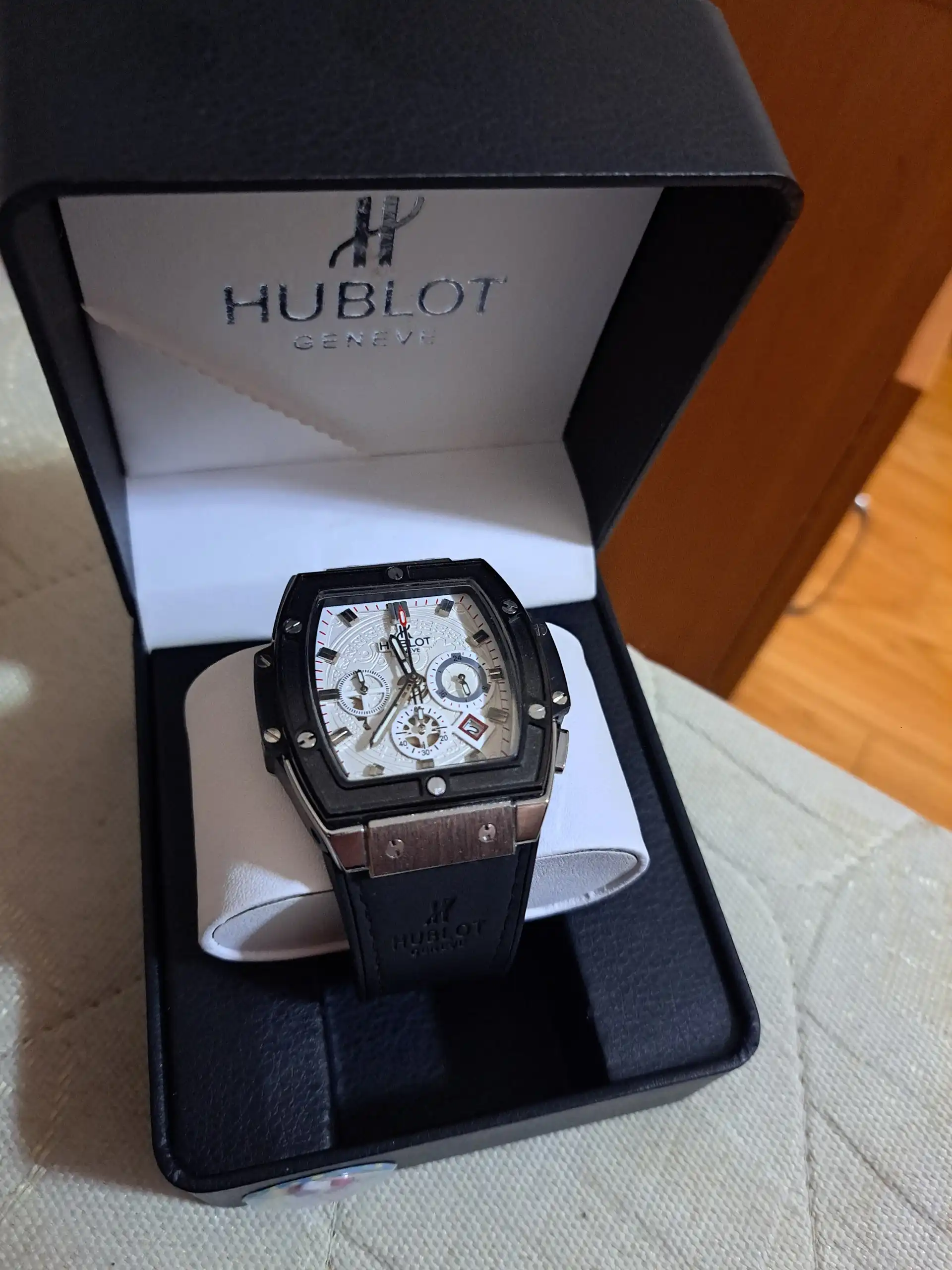 Продам новые практически часы - Часы (Барахолка) в Махачкала