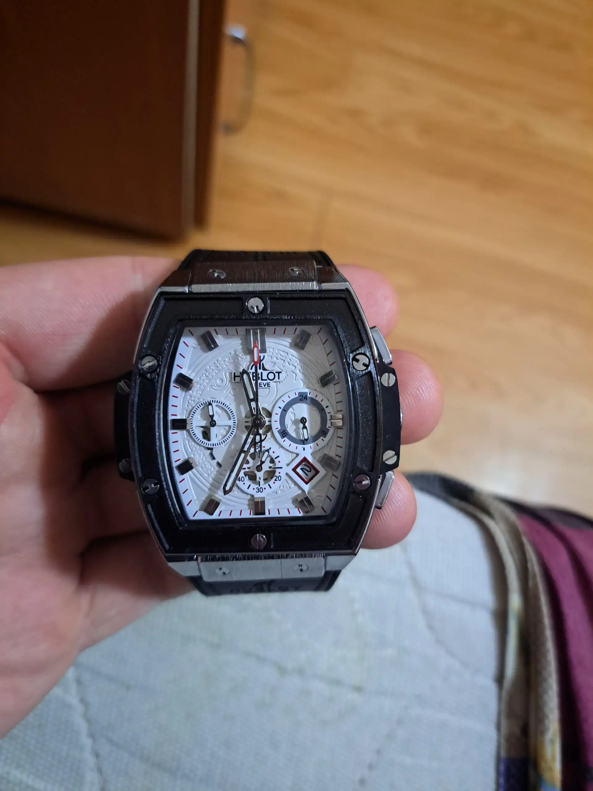 Продам новые практически часы - Часы (Барахолка) в Махачкала