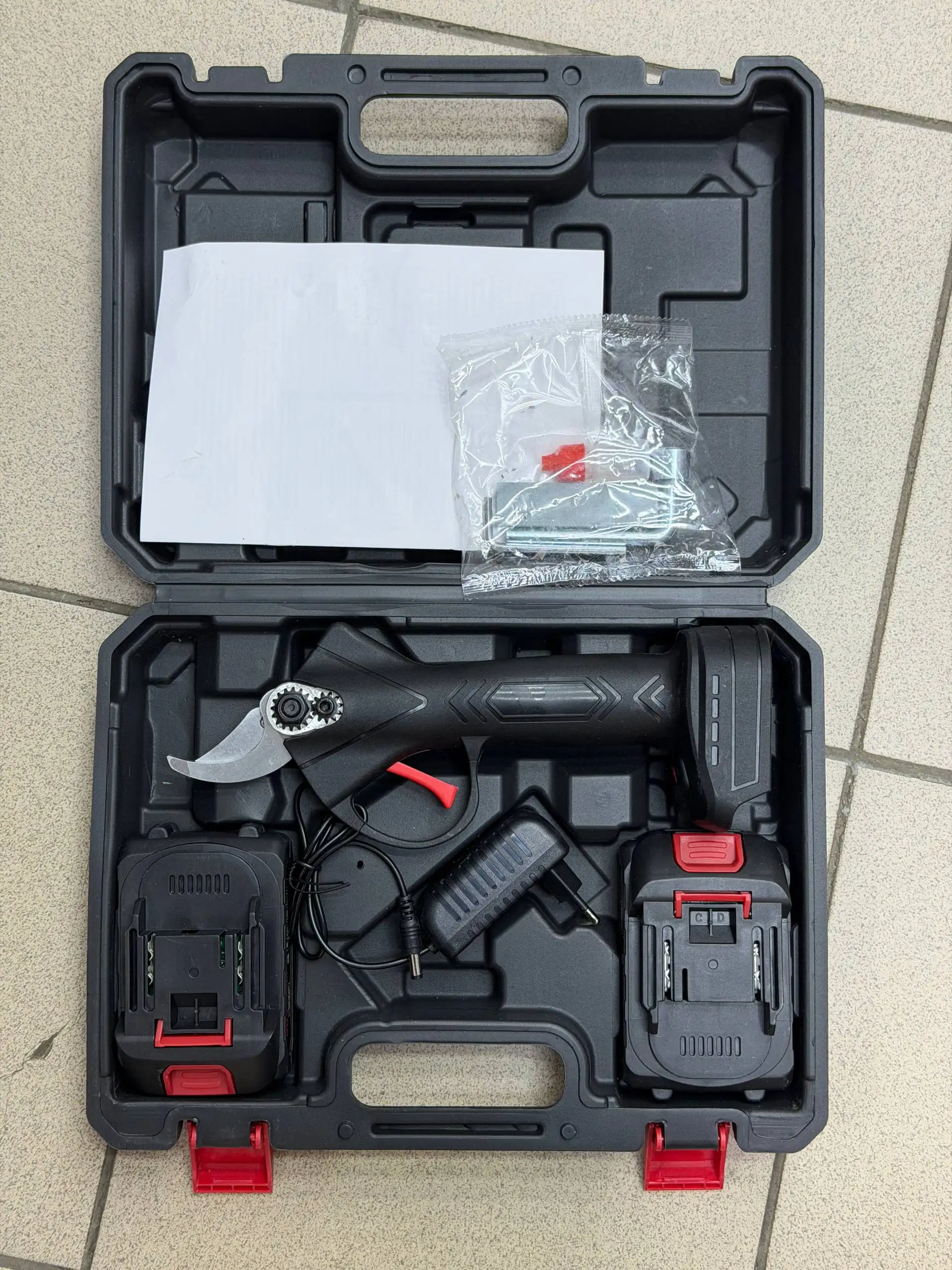 Секатор с аккумулятором и комплектующими - Садовая техника (Барахолка) в Махачкала