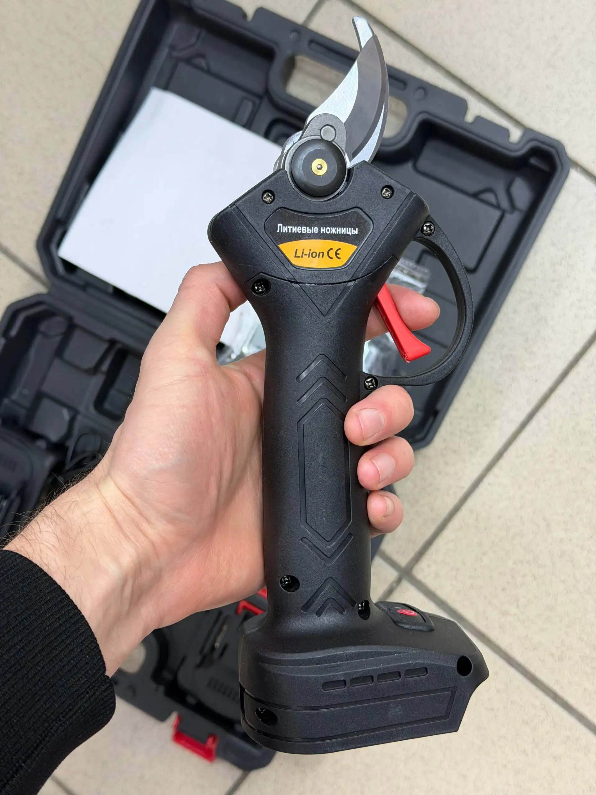 Секатор с аккумулятором и комплектующими - Садовая техника (Барахолка) в Махачкала