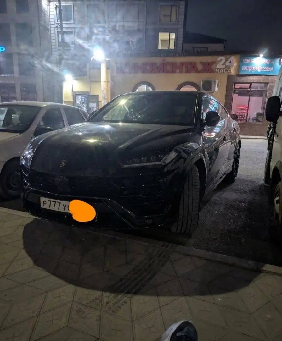 Наглый заезд на тротуар - Авто в Махачкала
