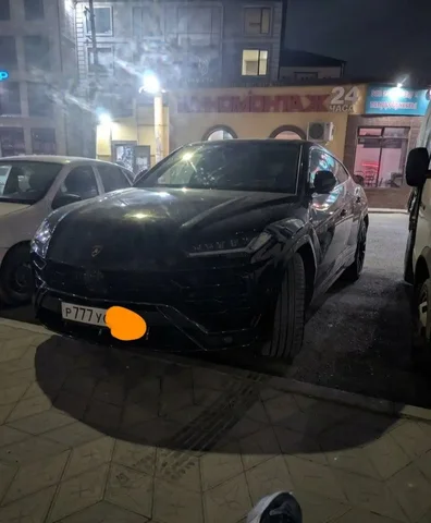 Наглый заезд на тротуар - Легковые автомобили в Махачкала