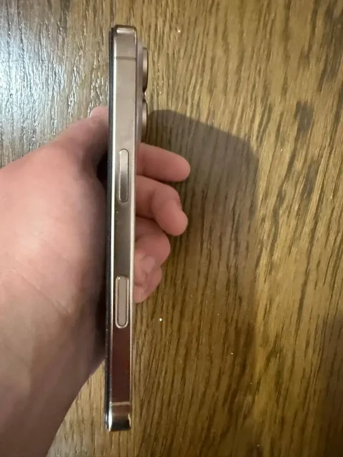 Продается iPhone 16 Pro 256GB - Наушники в Махачкала
