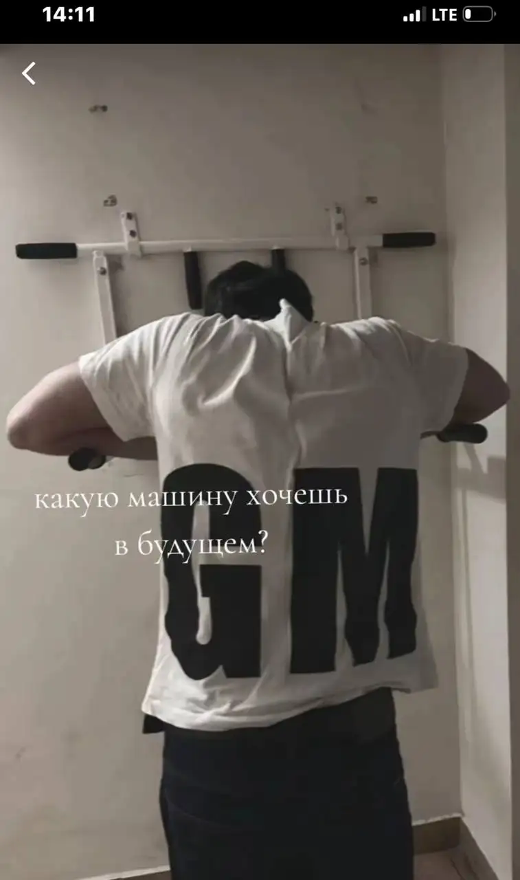 Срочно ищу белую футболку в размере M или L - Футболки (Одежда) в Махачкала